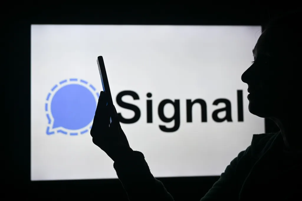 Signal Tips - How to Disable Automatic Media App Downloads in Signal?